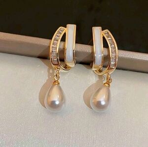 Women's pearls earrings